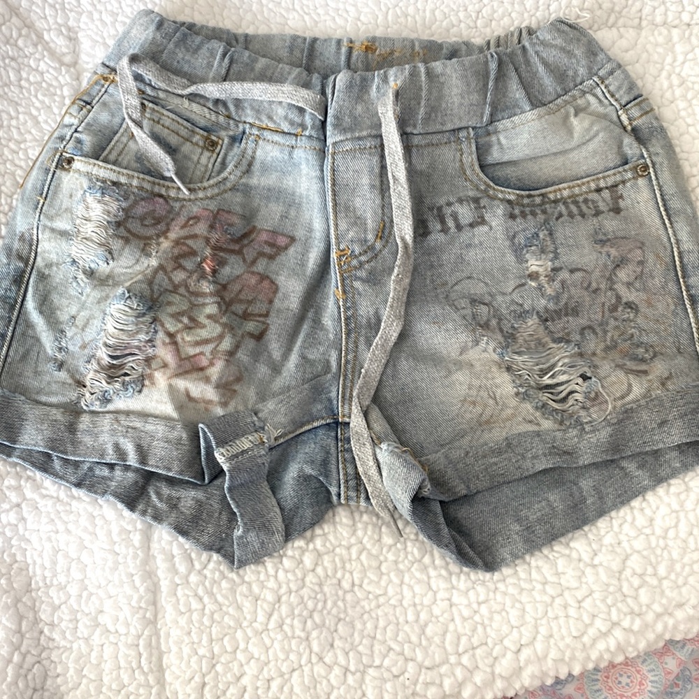 Graphic print pull-on destroyed denim shorts, size Medium